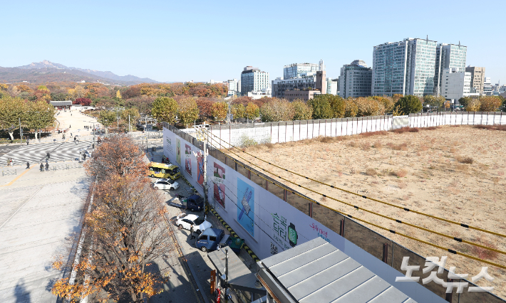 유네스코 세계유산인 종묘 앞 세운4구역 재개발사업의 고층 빌딩 조성 계획에 정부와 유네스코가 우려를 나타내는 등 정부와 서울시의 갈등이 이어지고 있는 가운데 19일 서울 종로구 종묘와 세운 4구역 재개발 공사 현장 모습. 류영주 기자