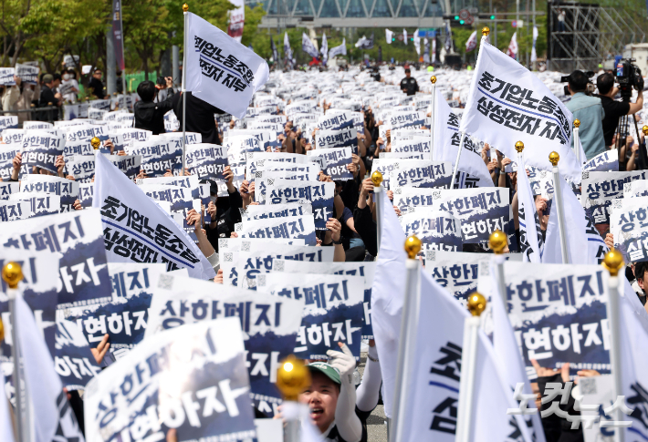 삼성전자 과반노조인 '삼성전자 초기업노조' 조합원들이 23일 경기 평택시 삼성전자 평택캠퍼스 앞에서 '투명하게 바꾸고, 상한폐지 실현하자-4.23 투쟁 결의대회'에서 구호를 외치고 있다. 이날 결의대회에는 경찰 추산 3만여 명, 노조 추산 3만 9천여 명이 참여했다. 노조는 회사의 영업이익 15% 성과급 지급, 성과급 상한제 폐지 등을 요구했으며, 사측과 합의가 이뤄지지 않을 경우 다음 달 21일부터 6월 7일까지 총파업에 돌입한다고 밝혔다. 평택=황진환 기자