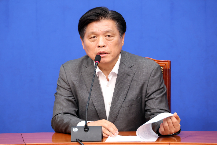 더불어민주당 대한민국 국가 정상화 선거대책위원회 조승래 총괄선대본부장이 10일 국회에서 기자회견을 열고 있다. 연합뉴스
