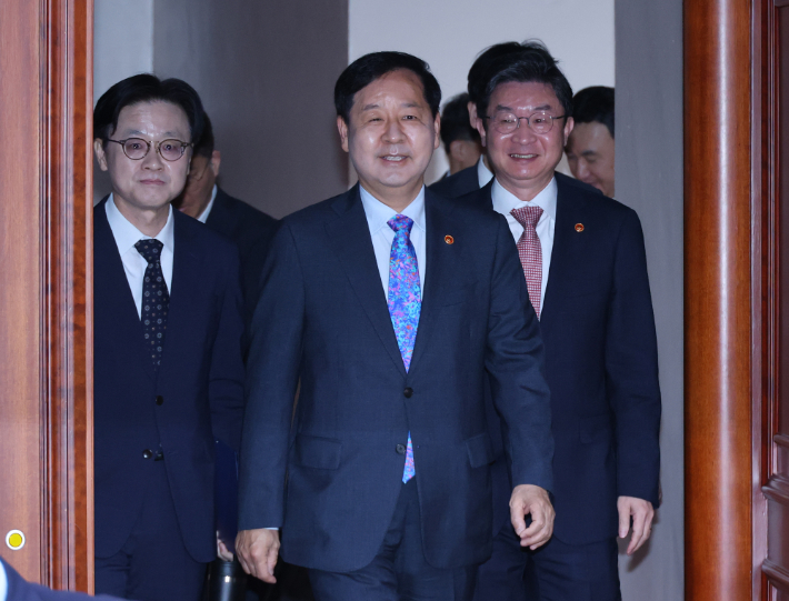 구윤철 경제부총리 겸 재정경제부 장관이 15일 오전 서울 종로구 정부서울청사에서 열린 비상경제본부회의 겸 경제ㆍ부동산 관계장관회의에 입장하고 있다. 연합뉴스