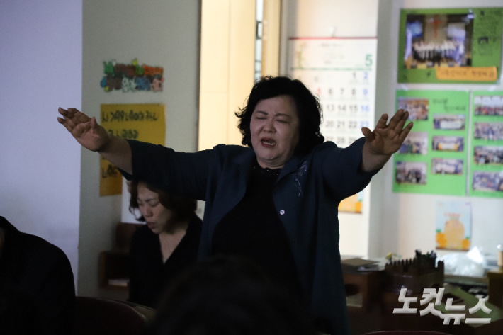제43차 포항쥬빌리 통일구국기도회 대표 이사랑 목사(포항주찬양교회) 합심기도 중. 김일현 선교국장