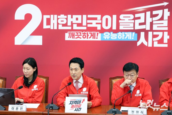 15일 서울 여의도 국회에서 열린 국민의힘 중앙선거대책위원회의에서 장동혁 대표가 발언을 하고 있다.