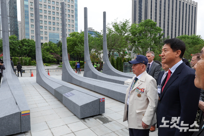 국민의힘 오세훈 서울시장 후보가 12일 서울 광화문광장에서 열린 '감사의 정원 준공식'에 참석해 6.25 참전유공자와 석재 조형물을 보고 있다. 감사의 정원은 6.25 전쟁 참전국에 대한 예우를 담아 조성한 공간으로 미국, 캐나다, 영국 등 22개국과 한국을 포함한 23개 석재 조형물 및 지하 미디어 전시 공간으로 구성됐다. 황진환 기자
