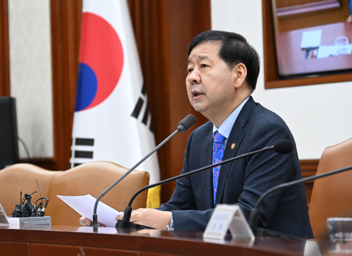 구윤철 부총리 겸 재정경제부 장관이 15일 서울 종로구 정부서울청사에서 열린 '비상경제본부회의 겸 경제관계장관회의 및 부동산관계장관회의'를 주재하고 있다. 재정경제부 제공