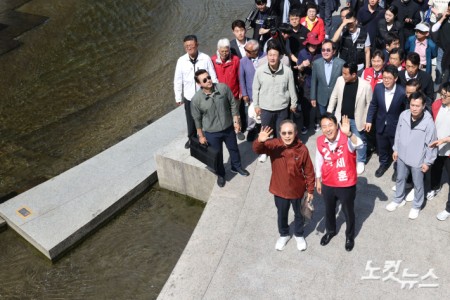 오세훈 국민의힘 서울시장 후보와 이명박 전 대통령이 15일 오전 서울 중구 청계천을 함께 걷고 있다.