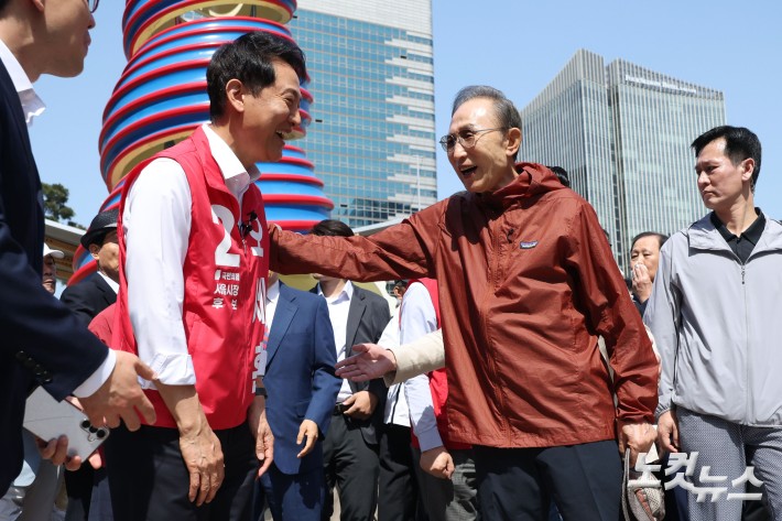 오세훈 국민의힘 서울시장 후보가 15일 오전 서울 중구 청계광장에서 이명박 전 대통령과 만나 대화하고 있다.