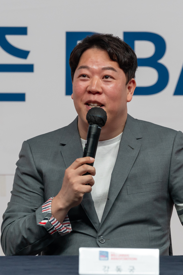 강동궁이 14일 PBA 팀 리그 드래프트에서 휴온스의 지명을 받은 뒤 소감을 밝히고 있다. PBA 