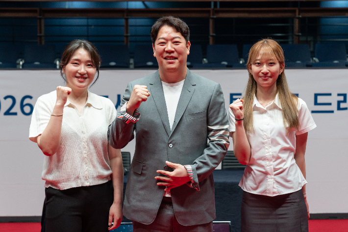 드래프트 전체 1순위로 하이원리조트에 지명된 강지은(왼쪽부터), 휴온스 강동궁, 웰컴저축은행 최봄이. PBA  