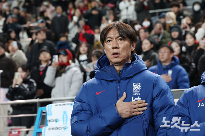 홍명보 대한민국 축구대표팀 감독이 18일 서울 상암동 서울월드컵경기장에서 열린 축구 국가대표팀 친선경기 대한민국과 가나의 경기에서 국민의례를 하고 있다. 류영주 기자