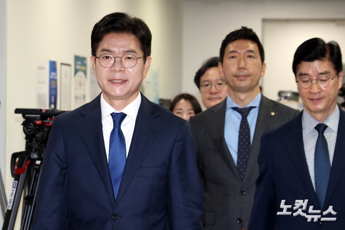 더불어민주당 정원오 서울시장 후보가 15일 서울 여의도 국회 소통관에서 주요 공약 발표 기자 회견을 위해 이동하고 있다.