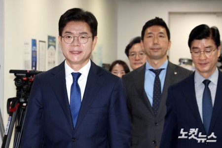 더불어민주당 정원오 서울시장 후보가 15일 서울 여의도 국회 소통관에서 주요 공약 발표 기자 회견을 위해 이동하고 있다.