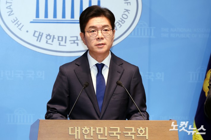 더불어민주당 정원오 서울시장 후보가 15일 서울 여의도 국회 소통관에서 주요 공약 발표 기자 회견을 하고 있다.