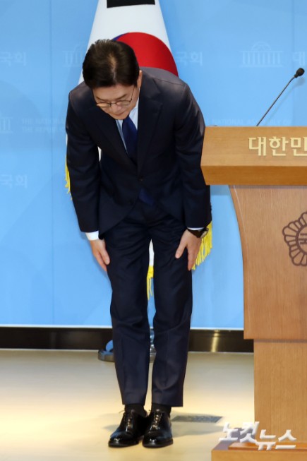 더불어민주당 정원오 서울시장 후보가 15일 서울 여의도 국회 소통관에서 주요 공약 발표 기자 회견을 마치고 인사를 하고 있다.