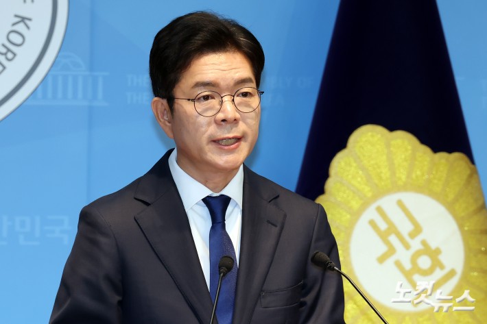 더불어민주당 정원오 서울시장 후보가 15일 서울 여의도 국회 소통관에서 주요 공약 발표 기자 회견을 하고 있다.