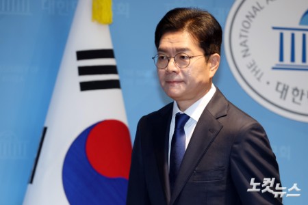 더불어민주당 정원오 서울시장 후보가 15일 서울 여의도 국회 소통관에서 주요 공약 발표 기자 회견을 마치고 이동하고 있다.