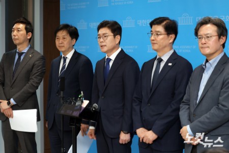 더불어민주당 정원오 서울시장 후보가 15일 서울 여의도 국회 소통관에서 주요 공약 발표 기자 회견을 마치고 취재진의 질문에 답변을 하고 있다.