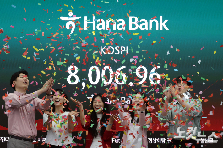 코스피가 8천을 넘어선 15일 서울 중구 하나은행 딜링룸 전광판에 코스피가 표시돼 있다. 황진환 기자