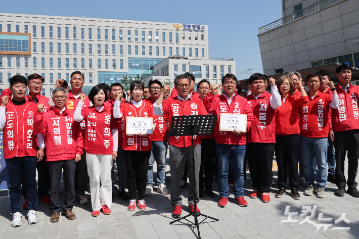 15일 강릉경찰서 앞에서 기자회견을 하고 있는 강릉지역 국민의힘 지방선거 후보자들. 전영래 기자