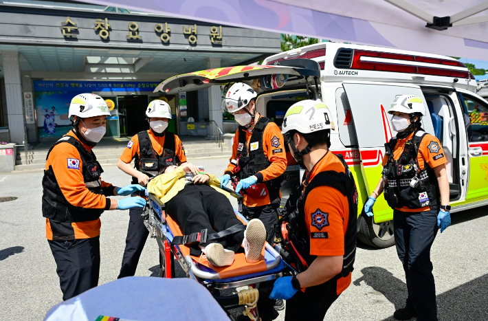 전북 순창군은 15일 순창요양병원 일원에서 산불과 요양병원 화재 상황을 가정한 '2026년 재난 대비 안전한국훈련'을 실시했다. 순창군 제공