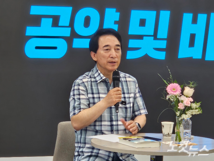 민주당 박수현 충남지사 후보가 15일 단국대천안캠퍼스에서 열린 미디어데이에서 기자들의 질문에 답하고 있다. 인상준 기자