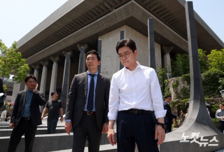 굳은 표정으로 감사의 정원 둘러보는 정원오