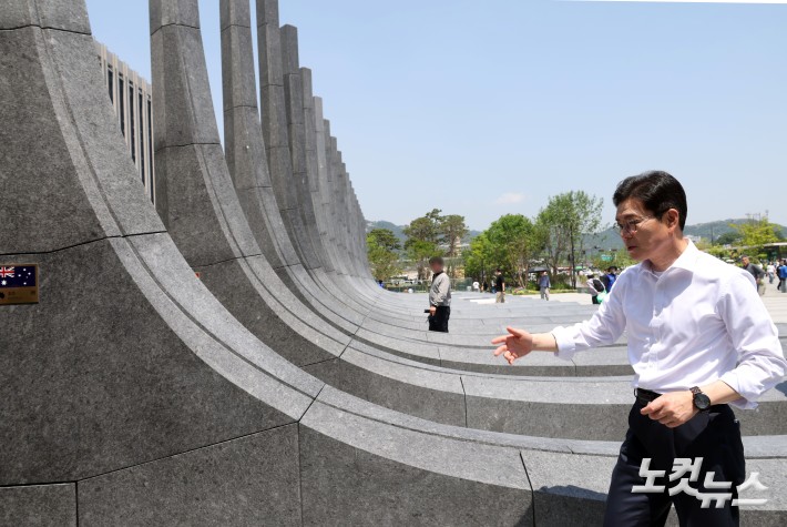 감사의 정원 둘러보는 정원오 후보