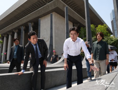 감사의 정원 둘러보는 정원오