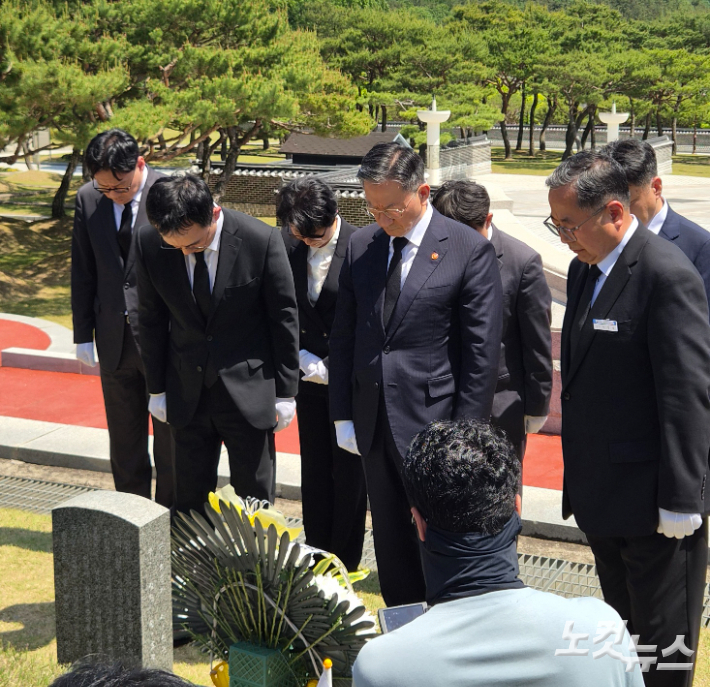 15일 오후 광주 국립5·18묘지를 찾은 정성호 법무부 장관(앞줄 가운데)과 구자현 검찰총장 직무대행(앞줄 좌) 등이 희생자 묘역을 찾아 참배를 하고 있다. 정유철 기자 