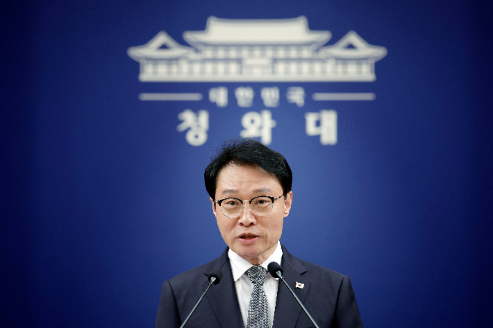 이규연 홍보소통수석이 15일 청와대 기자회견장에서 정부 인사 발표 관련 브리핑을 하고 있다. 연합뉴스