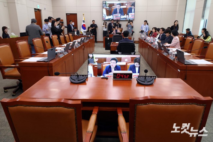 15일 서울 여의도 국회에서 국민의힘 의원 주도로 열린 성평등가족위원회 전체회의 정원오 더불어민주당 서울시장 후보의 과거 폭행 사건 관련 긴급 현안질의에 국무위원들과 더불어민주당 의원들이 불참하며 빈자리가 보이고 있다.