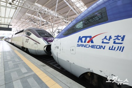 15일 오후 서울역 승강장에서 시범 중련운행을 앞둔 KTX 열차와 SRT 열차가 하나로 연결돼 있다.