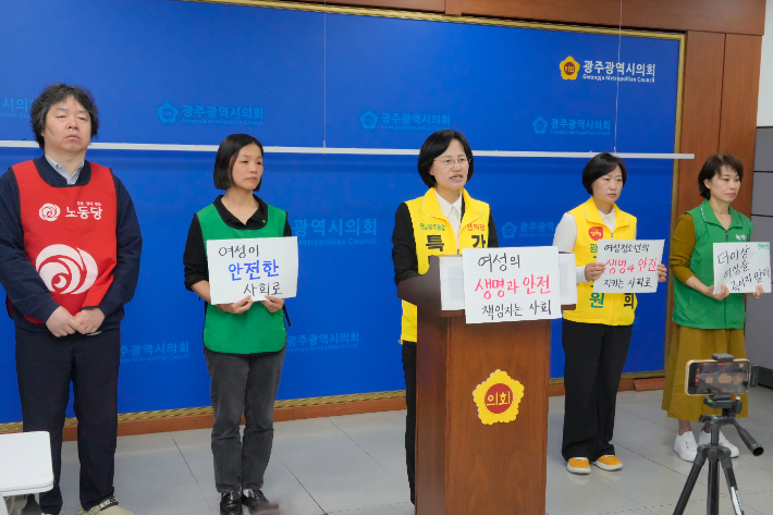 노동당·녹색당·정의당으로 구성된 신호등연대가 강남역 여성살해사건 10주기를 앞두고 15일 오전 광주광역시의회 브리핑룸에서 기자회견을 열고 최근 광주에서 발생한 10대 여성 피살 사건과 관련해 엄정한 수사와 처벌, 제도적 대응을 촉구했다. 독자 제공