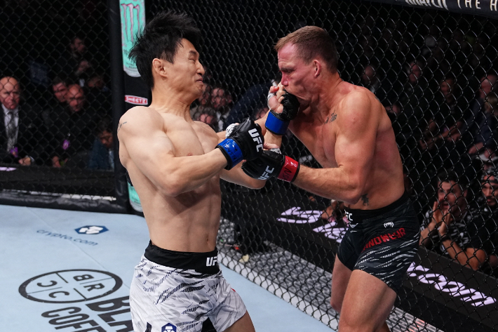 네이트 랜드웨어와의 경기에서 펀치를 가격하는 최두호(사진 왼쪽). UFC 제공