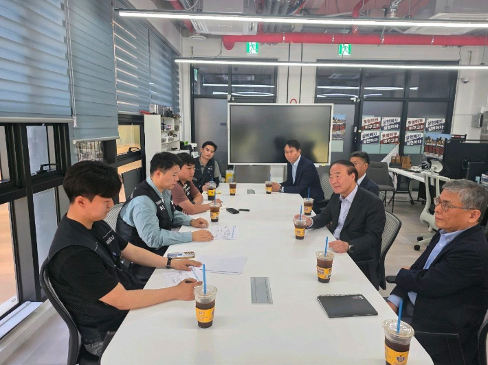 삼성전자 DS부문 경영진이 삼성전자노동조합 공동투쟁본부와 만나 대화하는 모습. 사진 왼쪽 위부터 투쟁본부 정승원 국장, 이송이 부위원장, 최승호 위원장, 김재원 국장. 사진 오른쪽 위부터 삼성전자 박용인 사장, 한진만 사장, 전영현 부회장, 김용관 사장. 삼성전자 제공