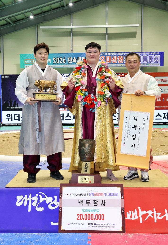장성우(가운데)가 박상규 감독(오른쪽), 이영호 코치와 기념 촬영한 모습. 협회