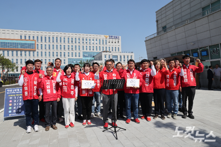 15일 강릉경찰서 앞에서 기자회견을 하고 있는 강릉지역 국민의힘 지방선거 후보자들. 전영래 기자