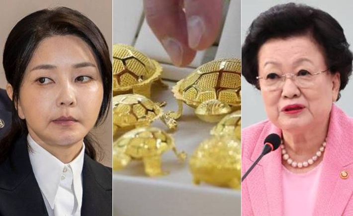 김건희씨와 이배용 국가교육위원회 위원장(맨 오른쪽). 금거북이는 이해를 돕기 위한 자료사진. 사진공동취재단·연합뉴스