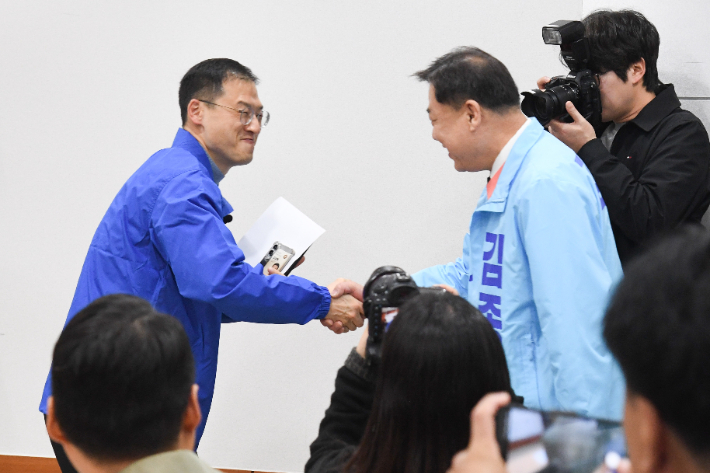 악수하는 민주당 김상욱 후보와 진보당 김종훈 후보. 연합뉴스
