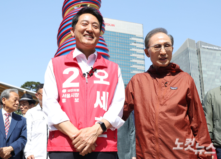 오세훈 국민의힘 서울시장 후보가 15일 오전 서울 중구 청계광장에서 이명박 전 대통령과 만나 대화하고 있다. 류영주 기자