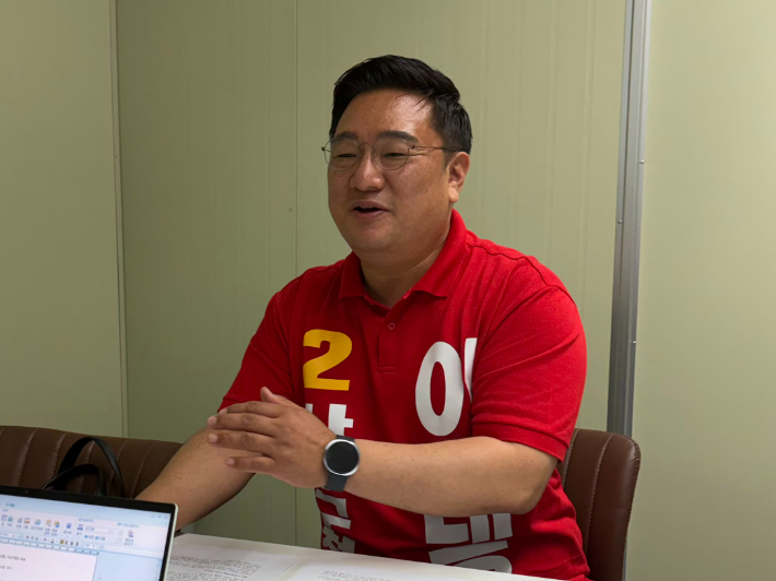 이대훈 국민의힘 사상구청장 후보가 15일 오전 사상구 선거사무소에서 부산CBS 취재진과 인터뷰를 진행하고 있다. 이 후보 캠프 제공