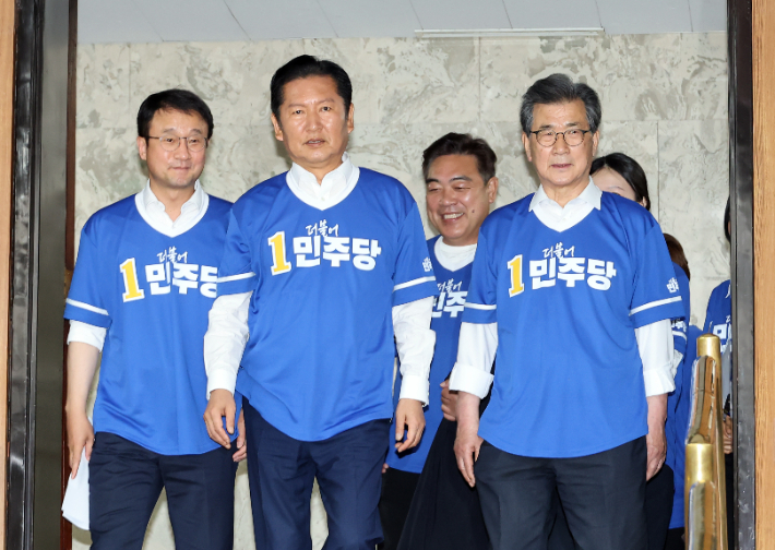 더불어민주당 정청래 대표가 10일 국회에서 열린 민주당 대한민국 국가 정상화 선거대책위원회 출범식에 입장하고 있다. 왼쪽부터 한병도 원내대표, 정 대표, 이원종 골목골목 선대위원장, 이시종 상임공동선대위원장. 연합뉴스