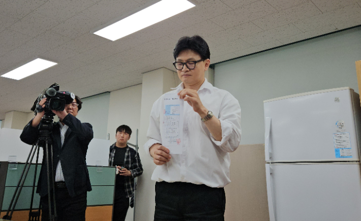 한동훈 국민의힘 전 대표가 4일 부산 북구선거관리위원회에 부산 북구갑 국회의원 보궐선거 예비후보로 등록한 뒤 접수증을 들고 있다. 연합뉴스.