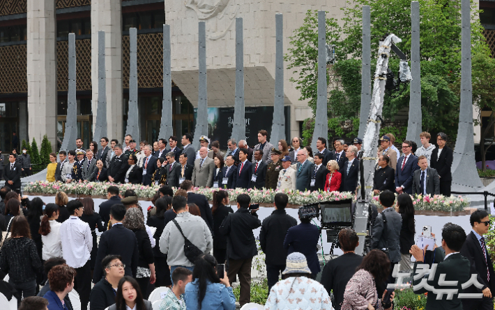 12일 서울 광화문광장에서 열린 '감사의 정원' 준공식에 참석한 국민의힘 오세훈 서울시장 후보와 김성보 서울시장 권한대행, 6.25참전유공자회 서울시지부 류재식 대표, 관련국 주한대사 등 참석자들이 기념촬영을 하고 있다. 황진환 기자