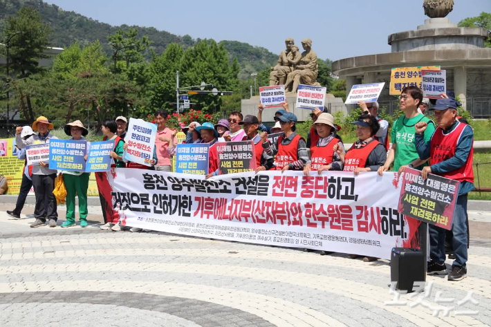 개신교계를 비롯해 종교, 시민사회단체들이 15일 청와대 분수광장 앞에서 홍천 양수발전소 건설 전면 중단과 인허가 감사를 촉구하는 기자회견을 가졌다. 정용현 영상기자