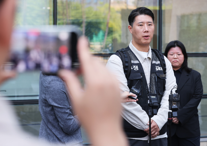 최승호 초기업노조 삼성전자지부 위원장이 13일 경기도 수원시 영통구 수원지방법원에서 열린 삼성전자가 노조를 상대로 제기한 위법 쟁의행위 금지 가처분 신청 심문을 마치고 나와 취재진 질문에 답하고 있다. 연합뉴스