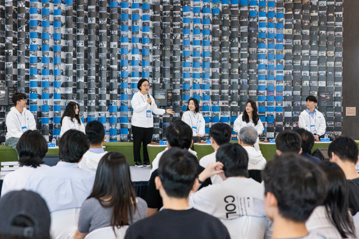 한성숙 중소벤처기업부 장관이 13일 서울 동작구 중앙대학교에서 열린 '2026 모두의 창업 캠퍼스투어 토크콘서트'에서 인사말을 하고 있다. 중소벤처기업부 제공