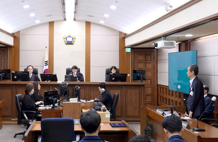 12·3 비상계엄에 가담한 혐의로 재판에 넘겨진 한덕수 전 국무총리가 서울 서초구 서울고등법원에서 열린 항소심 선고공판에 출석해 선고를 듣고 있다. 서울고법 형사12-1부(이승철 조진구 김민아 고법판사)는 한 전 총리에게 징역 15년을 선고했다. 연합뉴스
