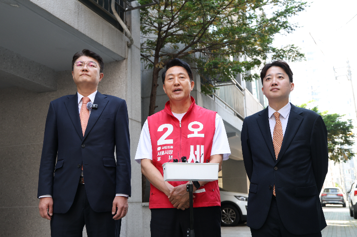 좌측부터 개혁신당 김정철 서울시장 후보, 국민의힘 오세훈 서울시장 후보, 개혁신당 이준석 대표. 오세훈캠프 제공