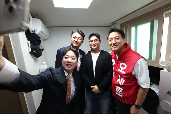 16일 오전 서울 노원구 공릉로 원룸을 찾은 국민의힘 오세훈 서울시장 후보, 개혁신당 이준석 대표와 김정철 서울시장 후보가 대학생과 셀카를 찍고 있다. 오세훈캠프 제공