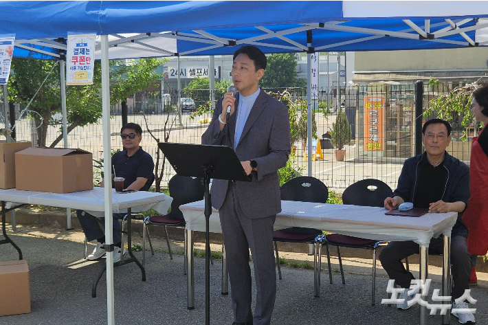 가경동산교회 박찬식 목사가 바자회에 앞서 말씀을 전하고 있다. 충북CBS